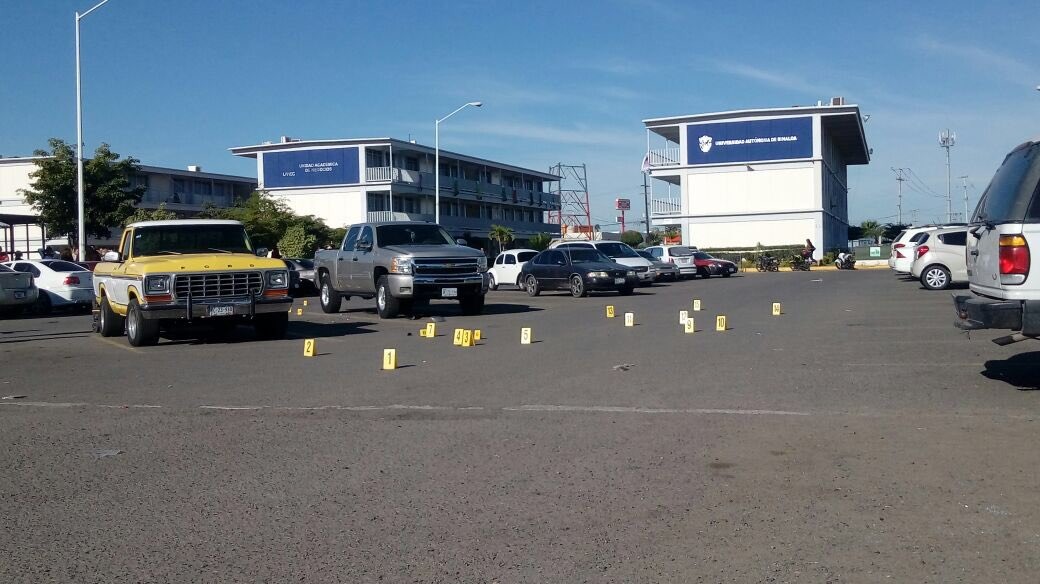 Más de 30 casquillos percutidos fueron levantados de la escena del crimen por personal de la Fiscalía General del Estado.