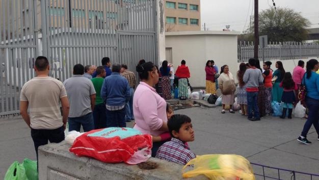 Decenas de familiares comenzaron las filas de los visitantes afuera del penal. 