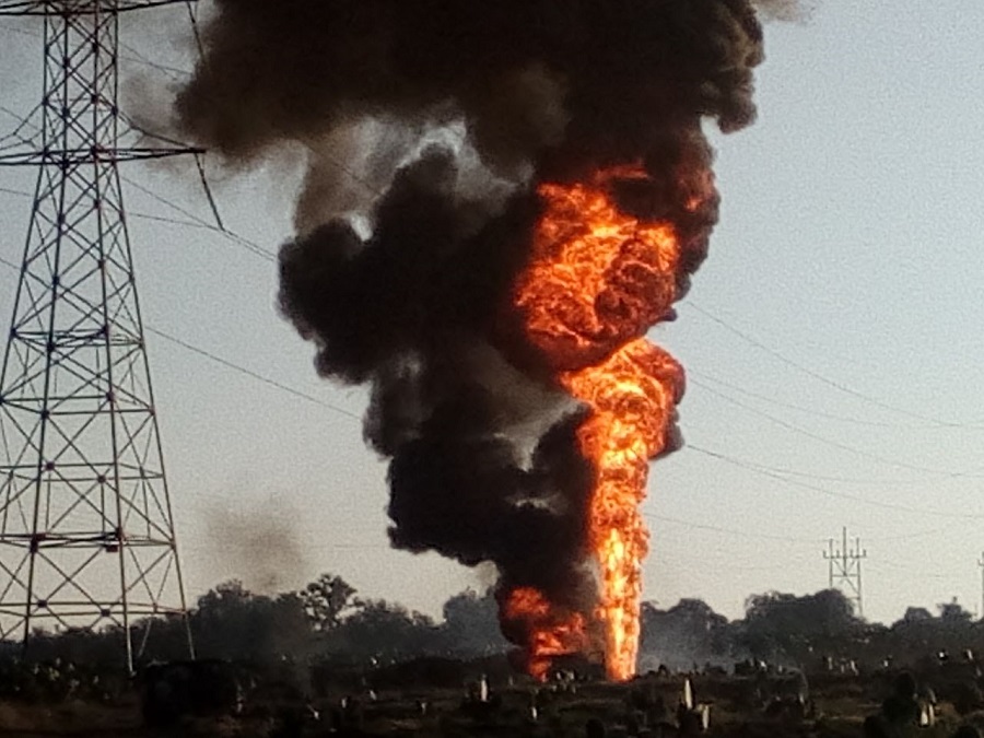 Fuego en un ducto de PEMEX por la explosión de una toma clandestina en Axapusco. 