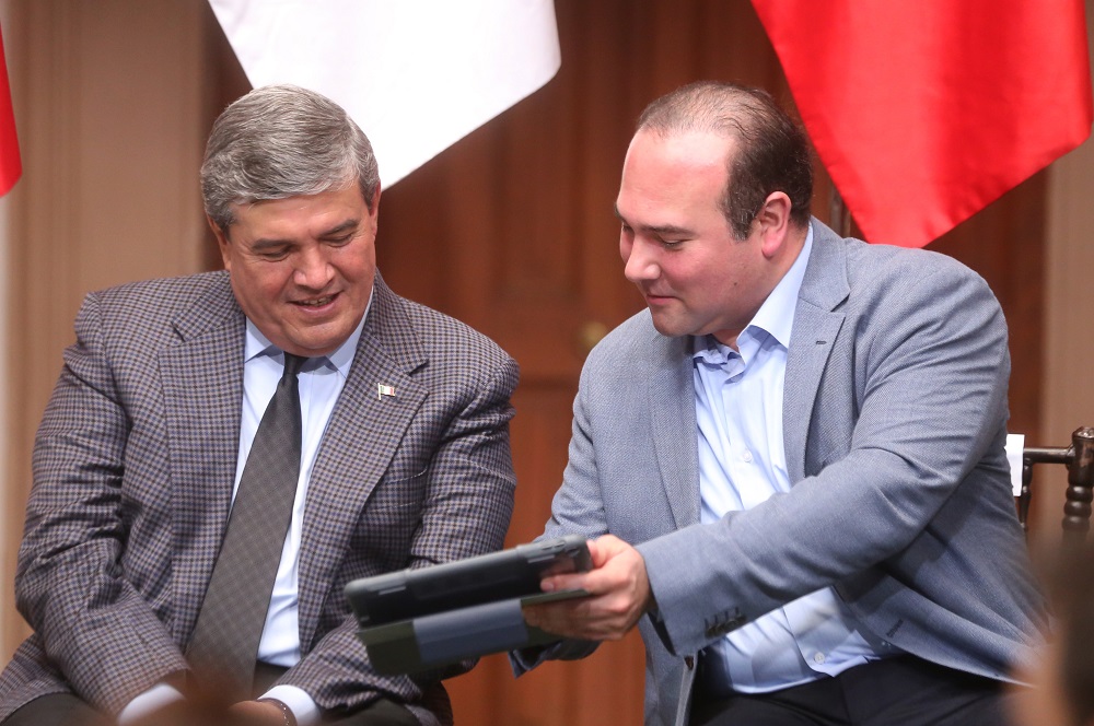 El gobernador interino, Manuel González (izq) y el diputado Arturo Salinas (der).