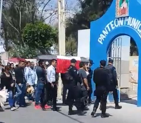 Lo sepultaron en el panteón municipal de Apaseo el Grande. 
