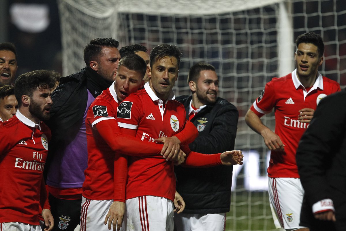 Raúl Jiménez y el Benfica ganaron en Portugal