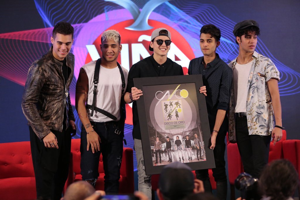 Reconocen a CNCO en Chile. 