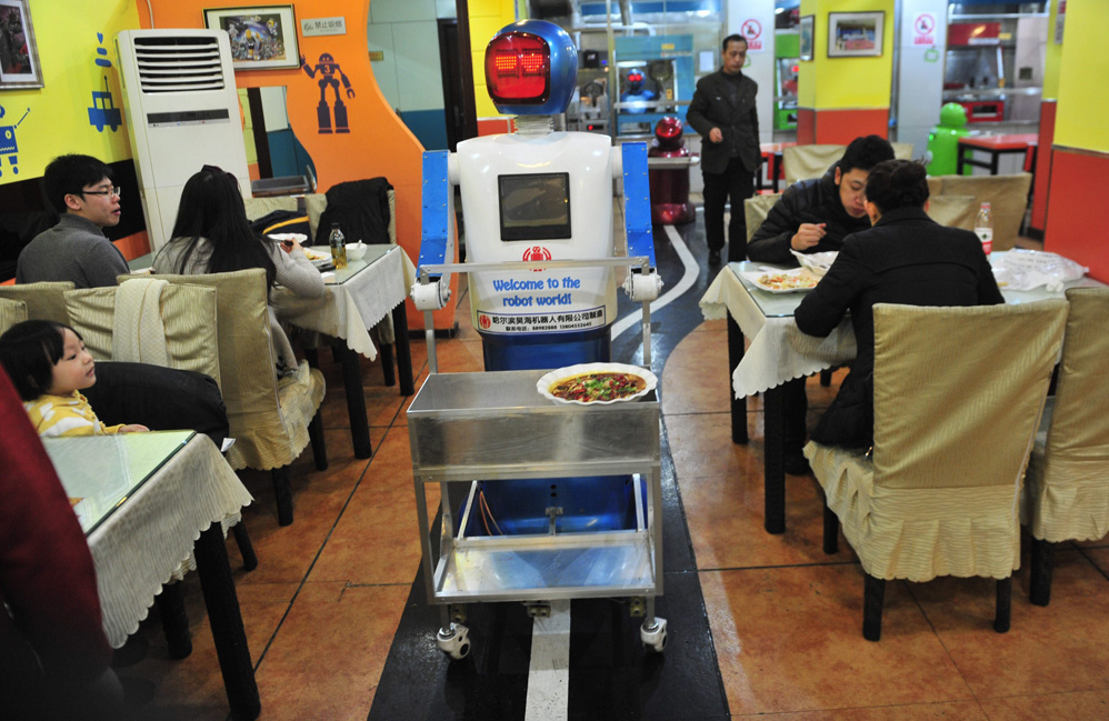 Los robots atienen varios restaurantes ubicados en las estaciones de descanso de las autopistas Wulong y Dalu en Chongqing
