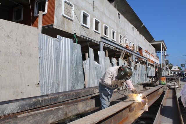 Trabajadores en la obra de mercados municipales de Tampico. 
