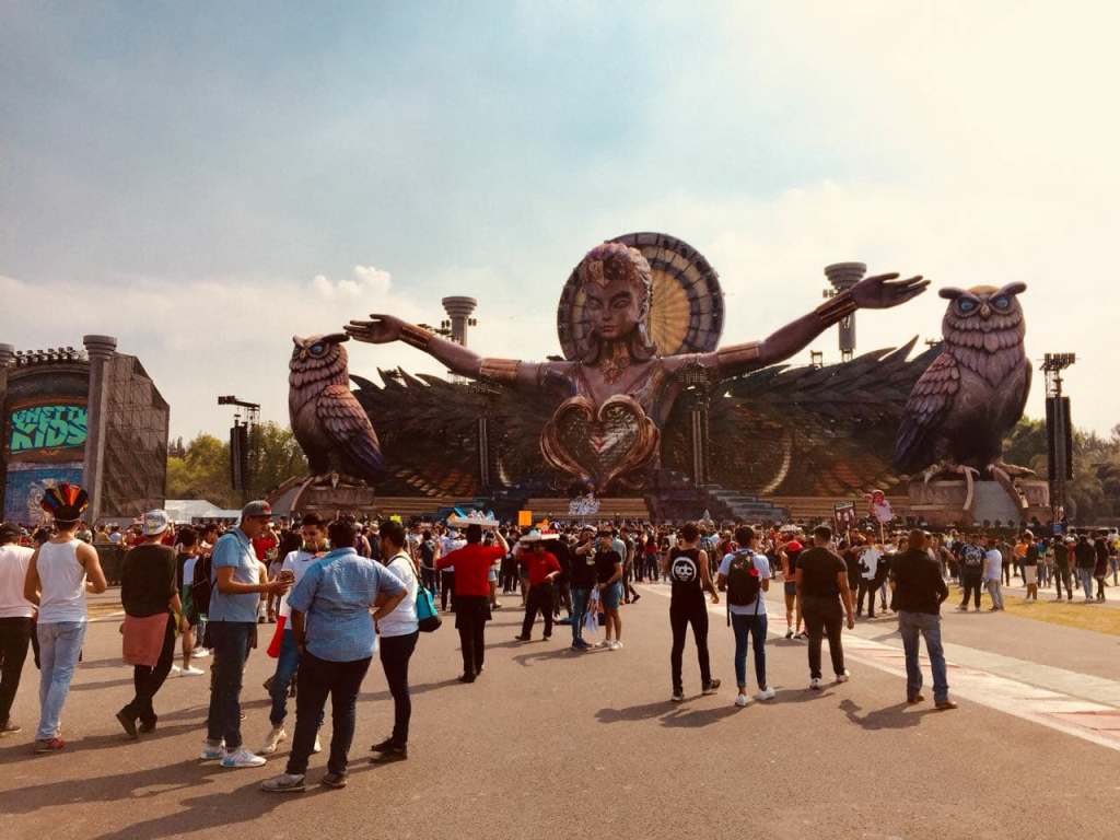 Así se vive el Electric Daisy Carnival en el Autódromo Hermanos Rodríguez. 