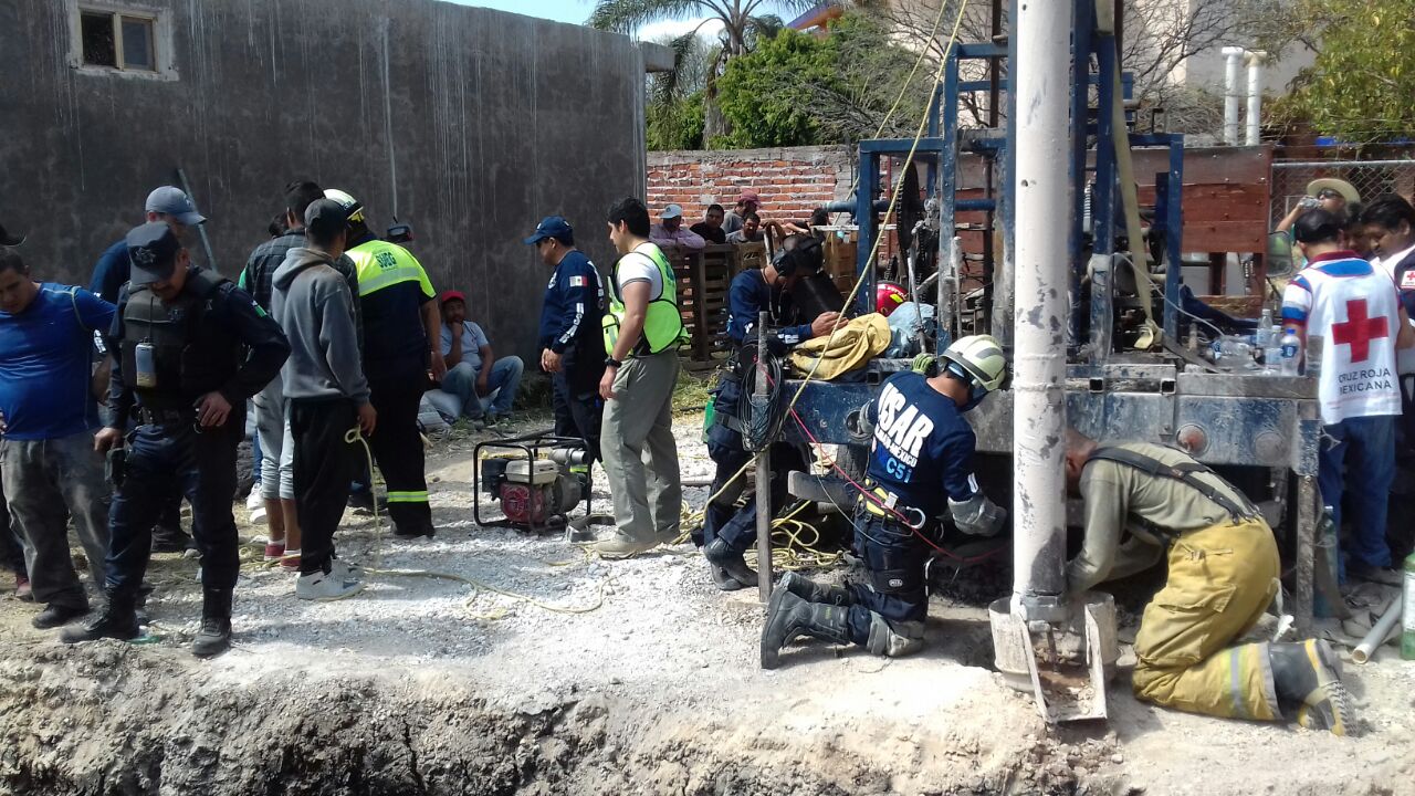 Desde hace tres horas trabaja el equipo de rescate para ayudar a salvar la vida del menor. 