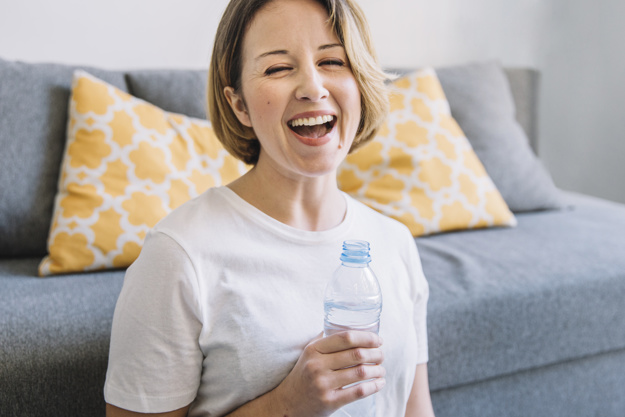 Es importante que tomes al menos 2 litros de agua al día. 