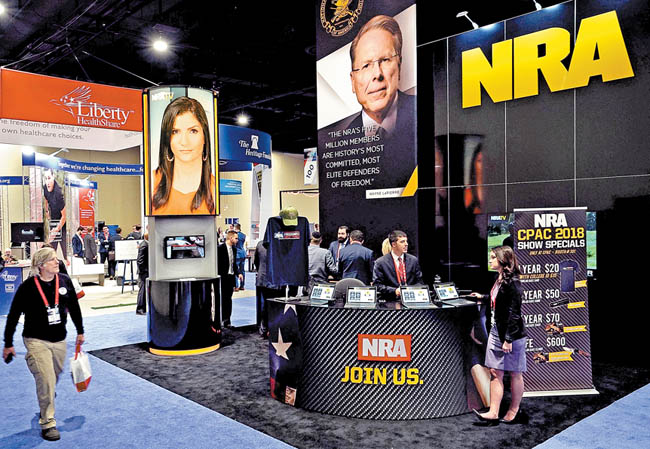 Estand de la Asociación Nacional del Rifle en la reunión anual de la élite conservadora. 