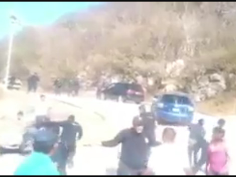 Habitantes de Rincón de “Bamba, corrieron a pedradas a policías estatales que llegaron para calmar los ánimos por la toma de la sede de la agencia mun