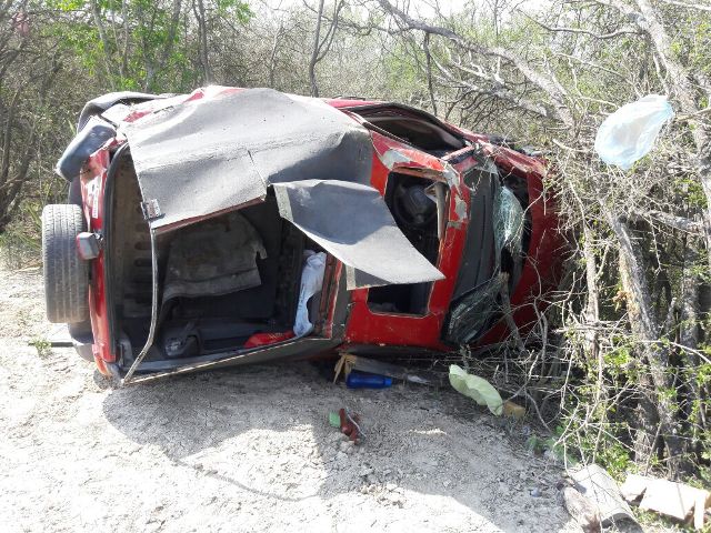 La camioneta quedo destruida tras la volcadura.