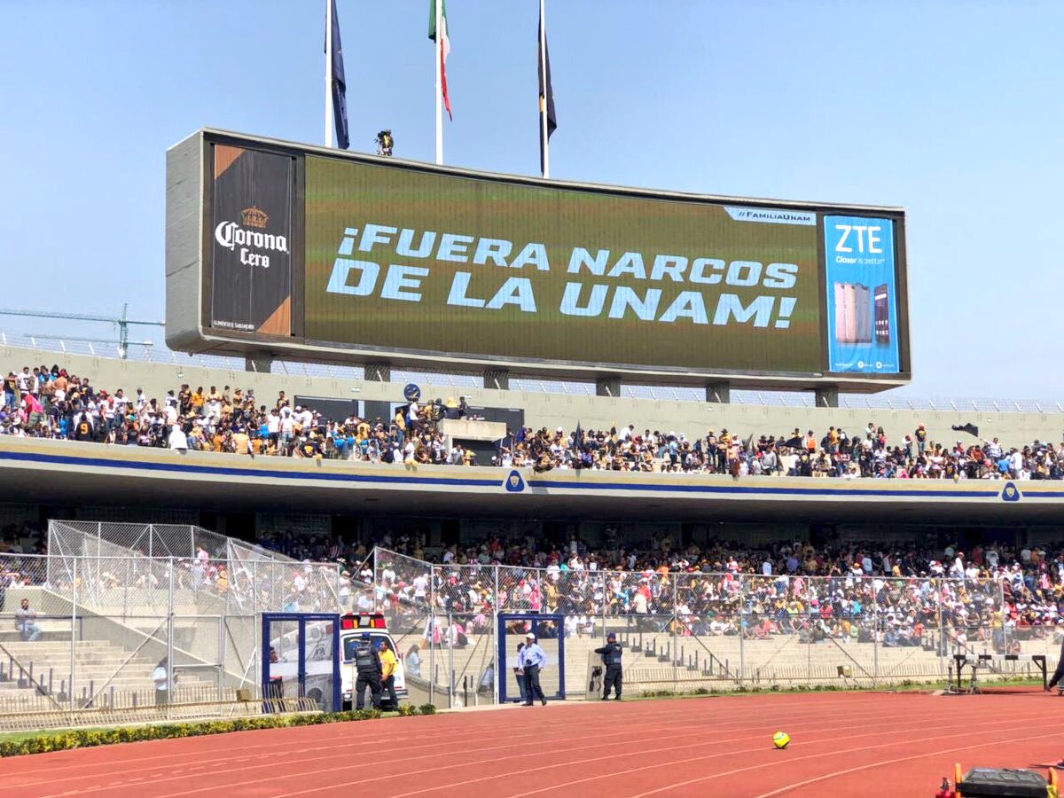 El mensaje apareció en el Estadio Olímpico Universitario de la UNAM.