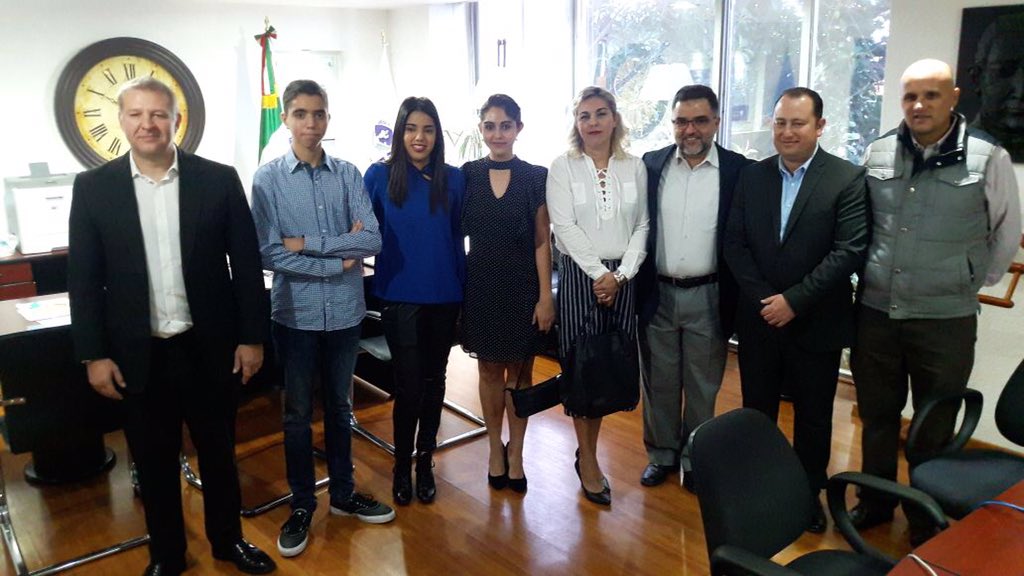Miguel Ángel Martínez presentó su solicitud ante el IEPC acompañado de su familia. 