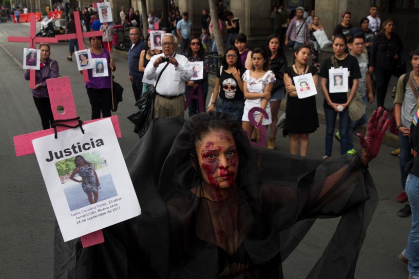 Mujeres con vestidos negros y con cruces rojas exigieron activar la Alerta de Violencia de Género en la CdMx.