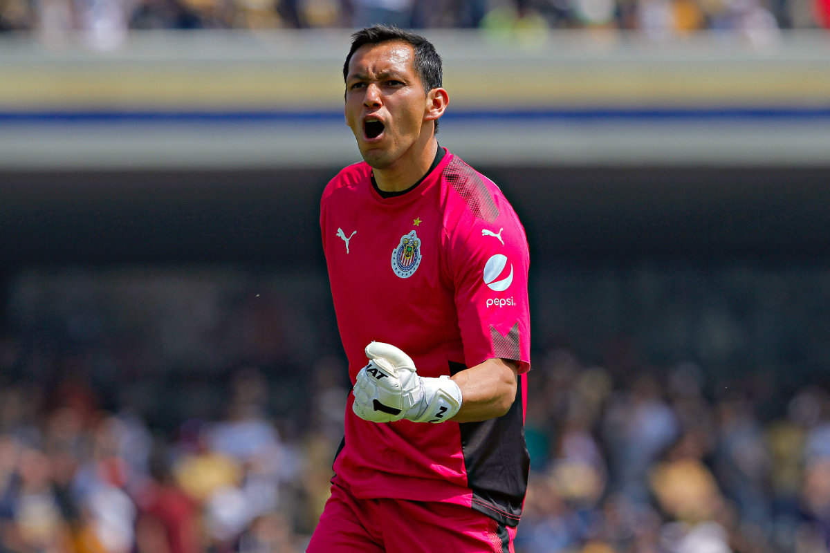 Rodolfo Cota festeja tras el gol de Oswaldo Alanís