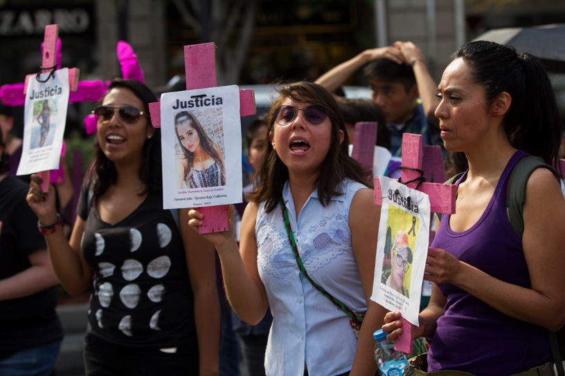 "El único rosa que deja Mancera son cruces", gritaron a las afueras del Palacio de Gobierno en el Zócalo.