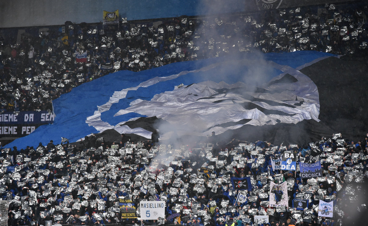 Afición del Atalanta durante duelo ante el Borussia Dortmund