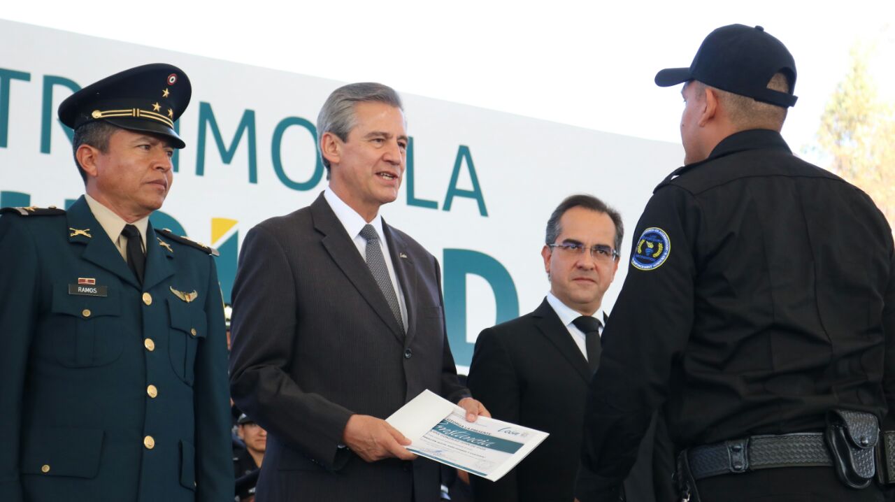 El alcalde Héctor López Santillana, durante la ceremonia de graduación de 21 elementos de la Policía Municipal. 