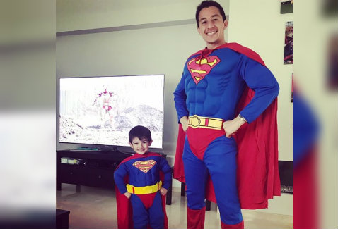 Andrés Guardado se disfraza de Superman junto a su hijo Máximo