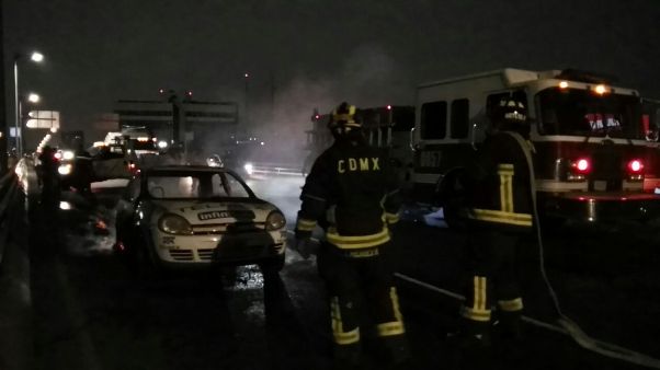 La circulación del segundo piso fue cerrada para que los bomberos apagaran el incendio.