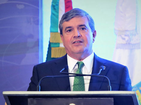 El gobernador interino, Manuel González. 
