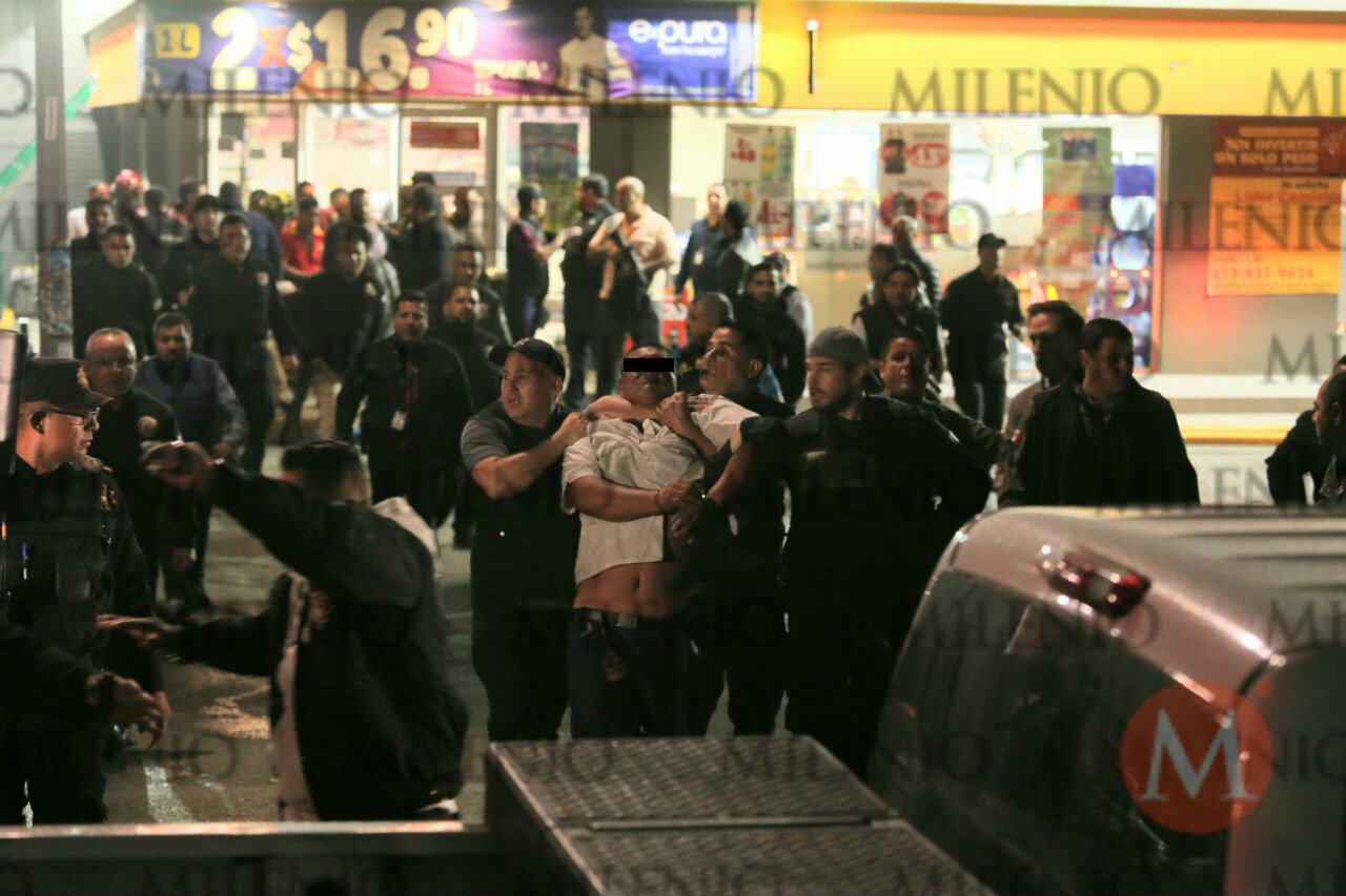 El hombre fue detenido por elementos policiacos. 