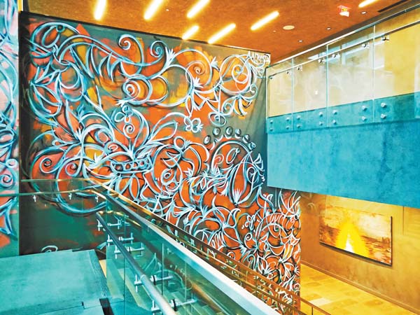 En una de las escaleras del Hotel East Miami se despliega la pintura mural del artista Alexander Mijares.