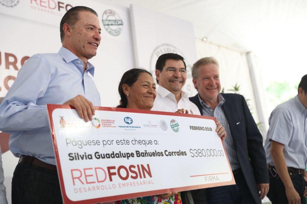 Durante este evento se entregaron los primeros 120 cheques de apoyo para micros y pequeños empresarios.