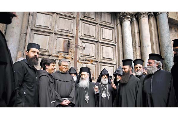 Líderes católicos, grecoortodoxos y armenios leyeron un escrito de protesta tras atrancar las puertas del recinto.