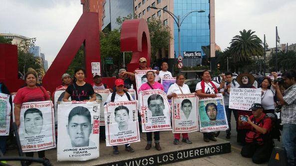 Los padres de los 43 en el antimonumento en Paseo de la Reforma.