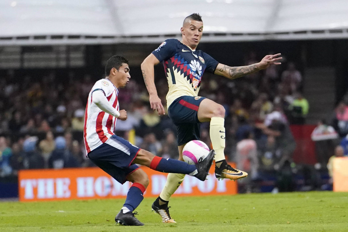 Orbelín Pineda y Mateus Uribe en el último Clásico Nacional
