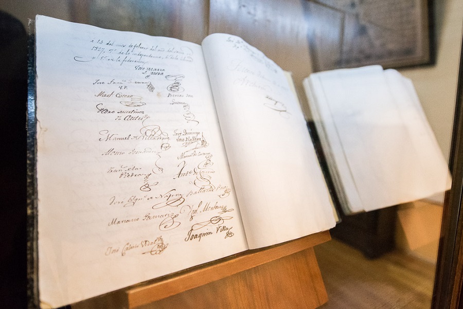 Entre los textos resguardados están los manuscritos originales de las tres Constituciones mexiquenses del siglo XIX. 