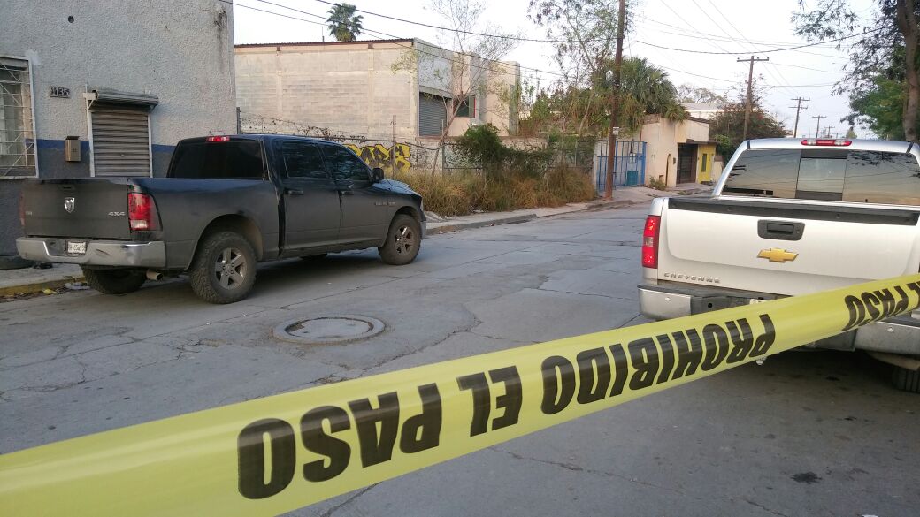 Los agentes estatales ubicaron al interior de lote baldío el cuerpo de un hombre entre 20 y 25 años.