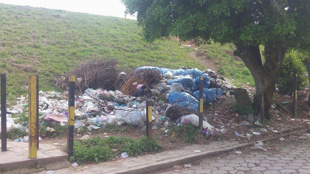 Basura ha sido desechada en las inmediaciones de la Presa Tenango.