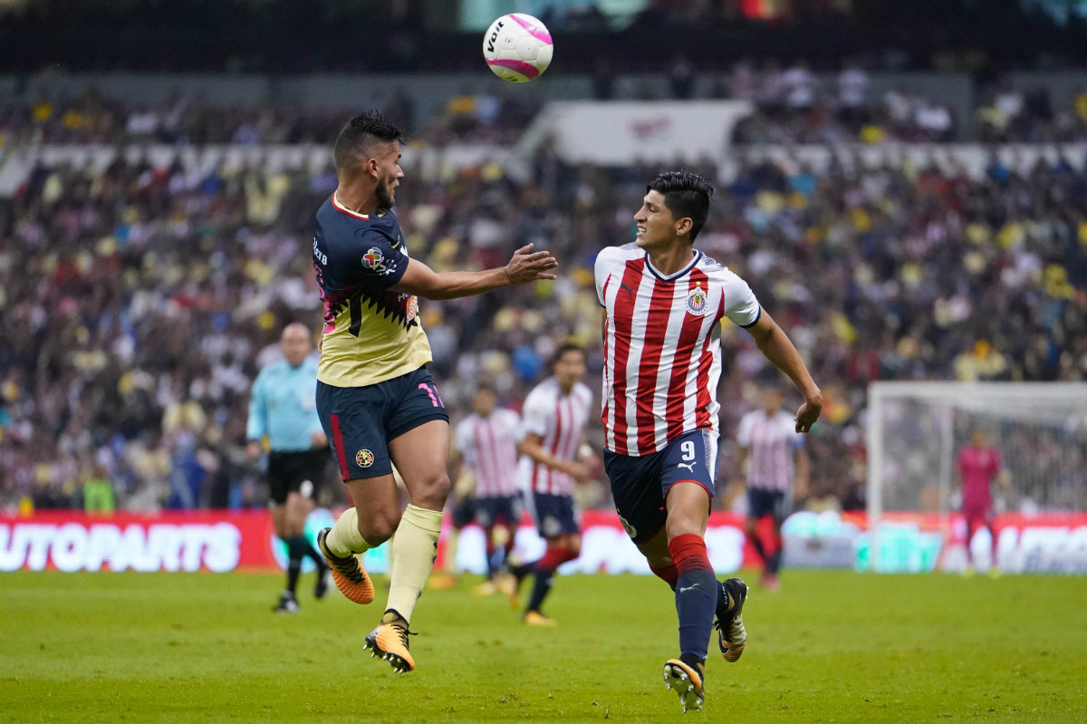 Bruno Valdez y Alan Pulido en el Clásico Nacional del Apertura 2017