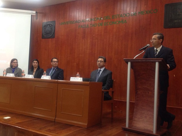 Durante el coloquio "Estrategias de Desarrollo para el Estado de México".