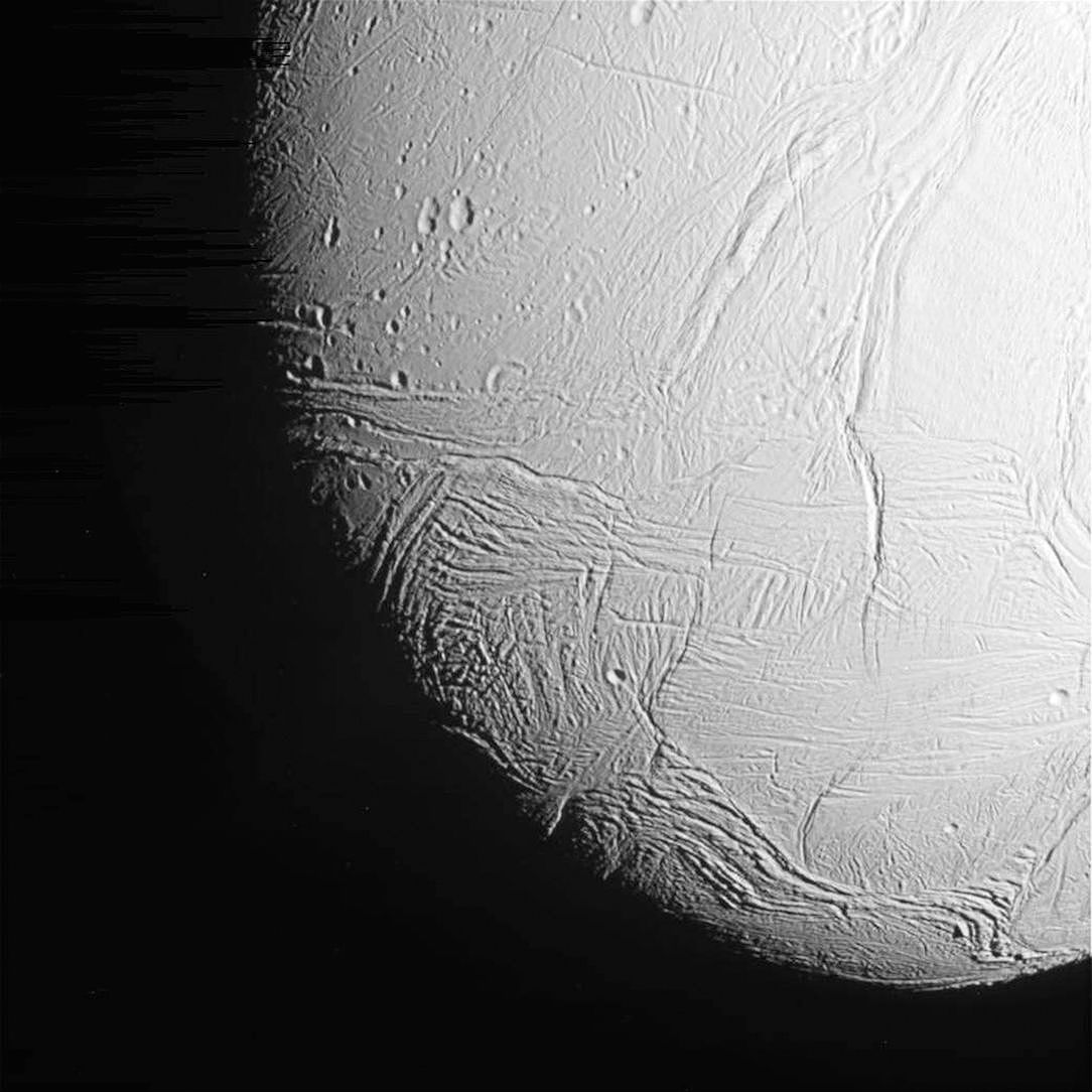 Encelado, la sexta luna de Saturno, podría albergar vida microbiana bajo su corteza helada.