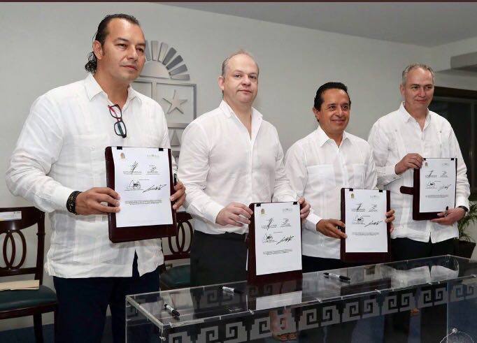 Firma del convenio entre Agepro y Banobras.