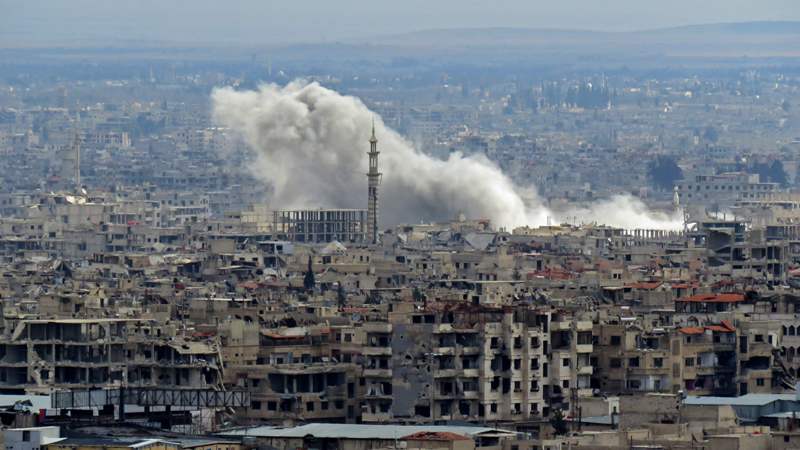 Humo y polvo se elevan tras un ataque en el enclave de Guta Oriental, en Siria.