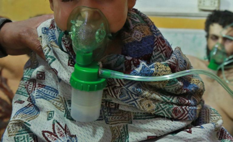 Niños y adultos sirios reciben tratamiento tras un presunto ataque químico en Guta Oriental.