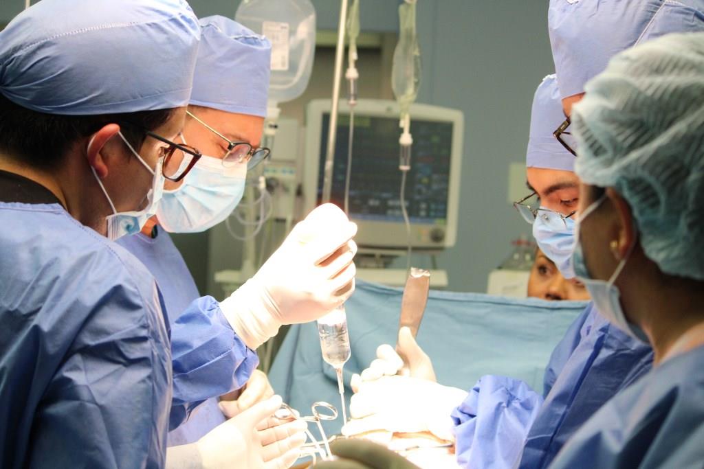 El paciente continuará bajo supervisión, mediante consultas externas para garantizar el éxito del trasplante.