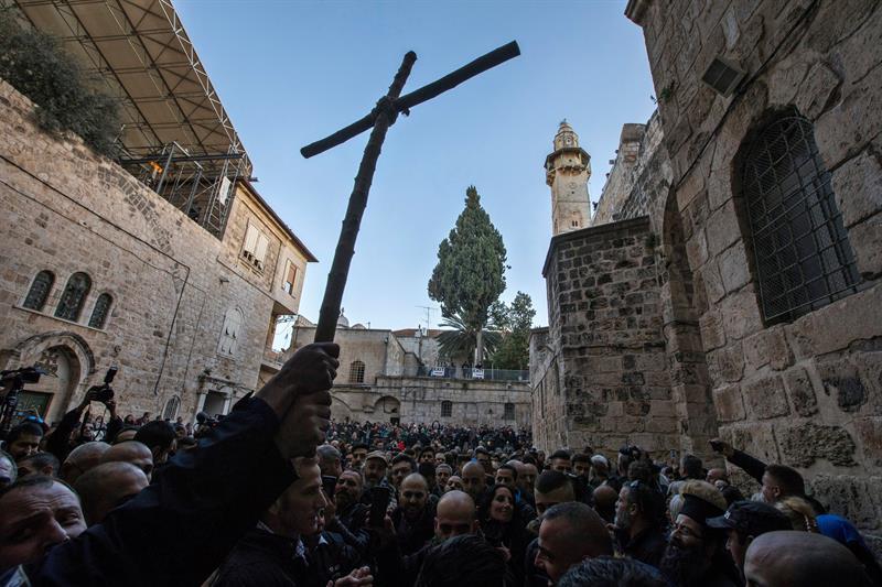 Peregrinos cristianos rezan en la puerta del Santo Sepulcro, el lugar más sagrado del cristianismo.