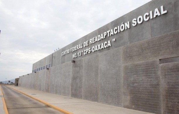 Reos retienen a custodios del penal de Miahuatlán, Oaxaca.