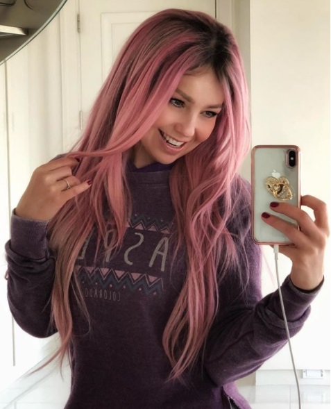 Thalía se tiñe el cabello de rosa al estilo de Kim Kardashian.