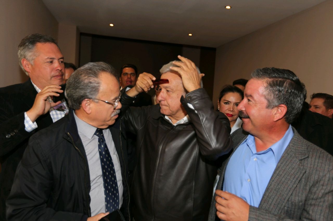 Andrés Manuel López Obrador a la salida de su reunión con empresarios en Chihuahua.