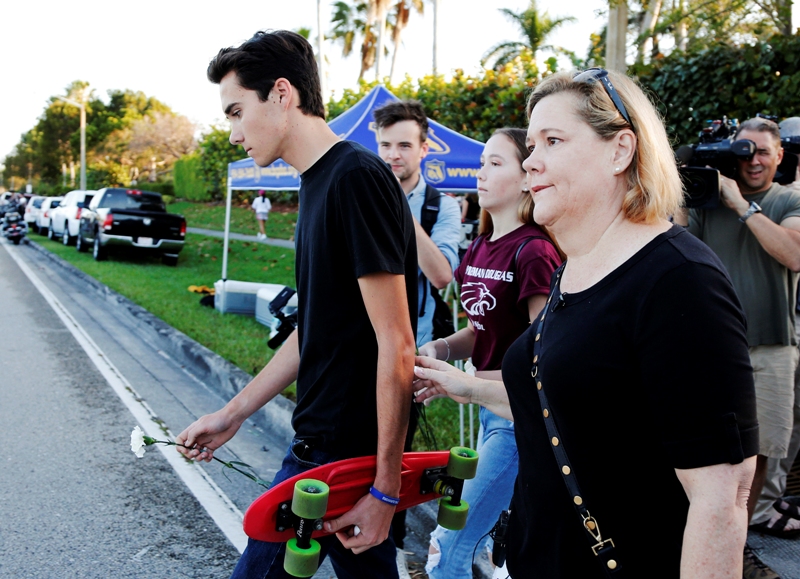 David Hogg, uno de los estudiantes que encabeza el movimiento por el control de las armas, regresó hoy a clases.