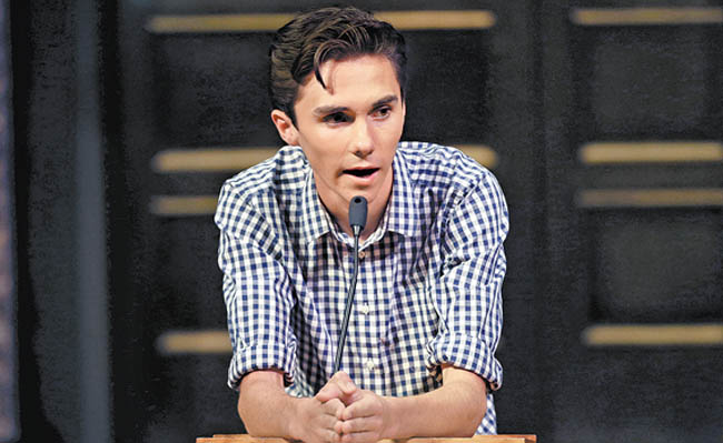 La familia de David Hogg, de 17 años, recibe amenazas de muerte. 
