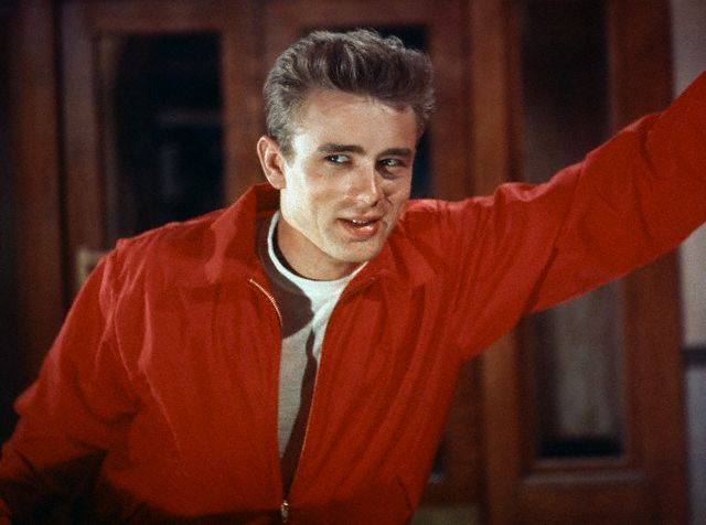La icónica chaqueta que usara James Dean en la película 'Rebelde sin causa' de 1955, será subastada próximamente en Florida.