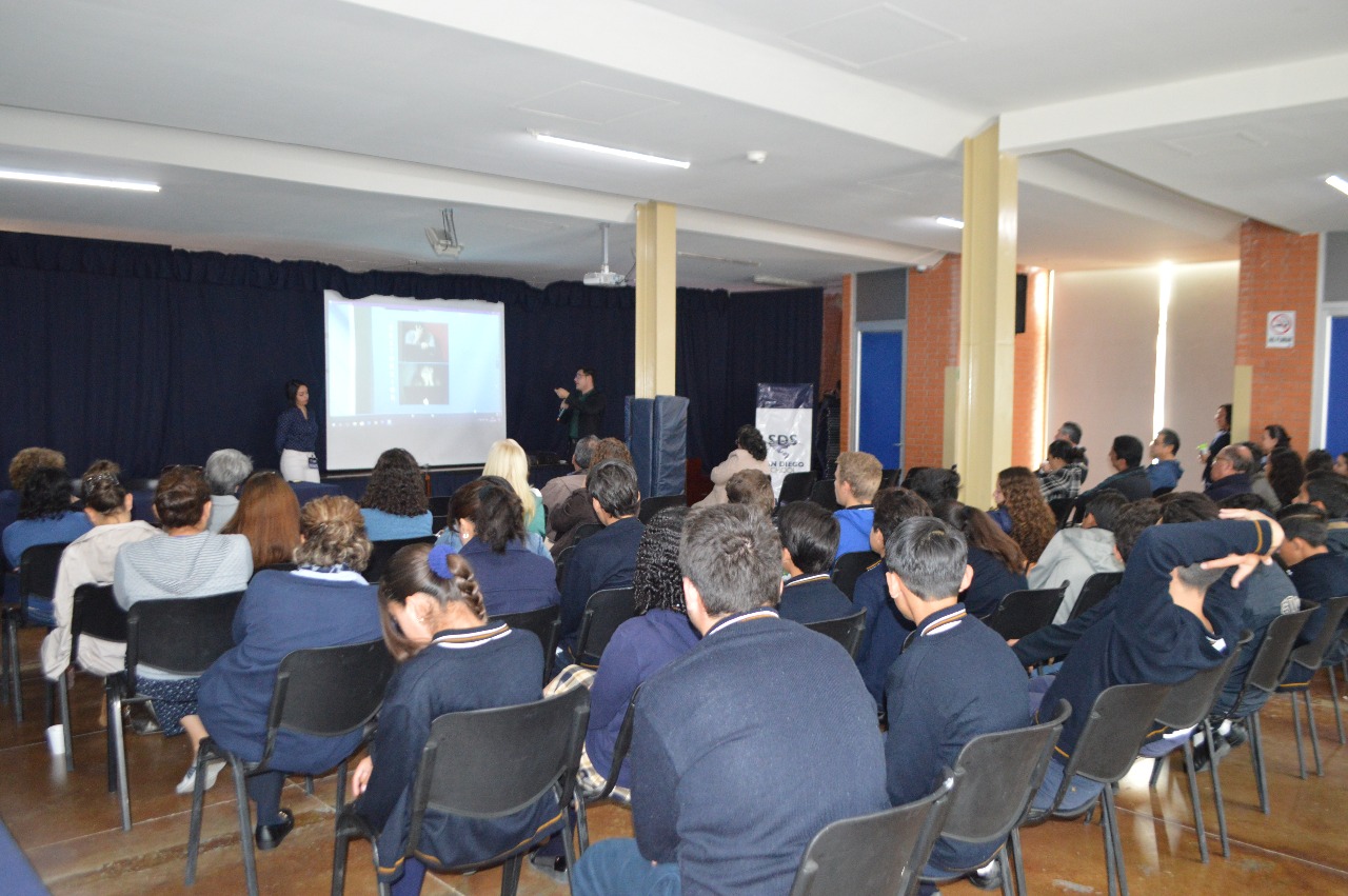 Policía Cibernética brindó pláticas a estudiantes y padres de familia para prevenir delitos por internet.