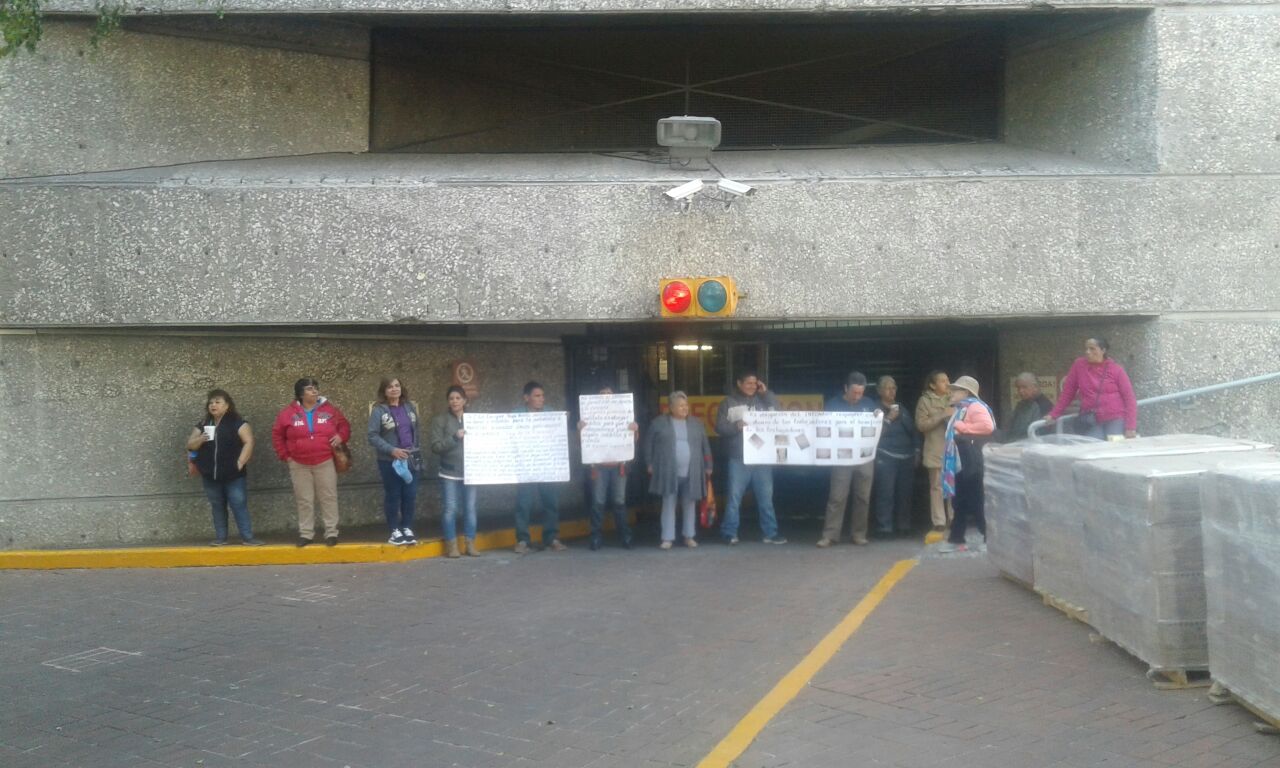 Los afectados mantienen bloqueado el acceso al edificio del Infonavit.